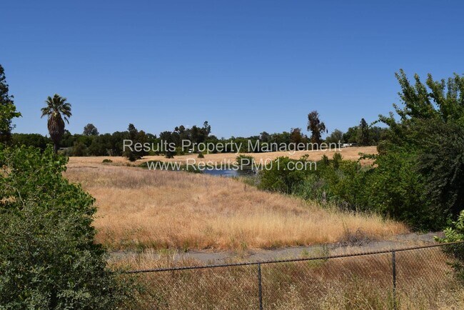 Building Photo - 4 br, 2 bath House - 3748 Blackfoot Way