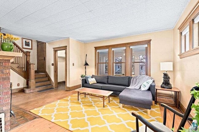 Building Photo - Available For A July/August 1st - 3 Bedroo...