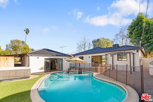 Foto del edificio - 16835 Halper St