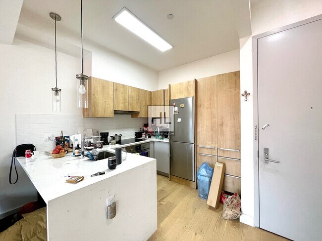 Building Photo - LEASE TAKEOVER Spacious 1 Bed + W/D | Deca...