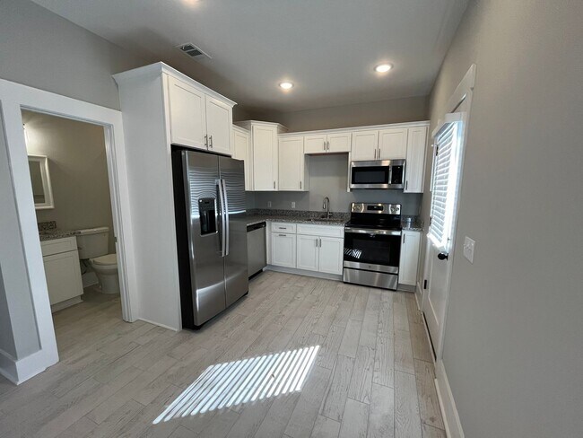 Foto del edificio - Spacious 3BR/2BA Apartment – Perfect for SCAD Students!