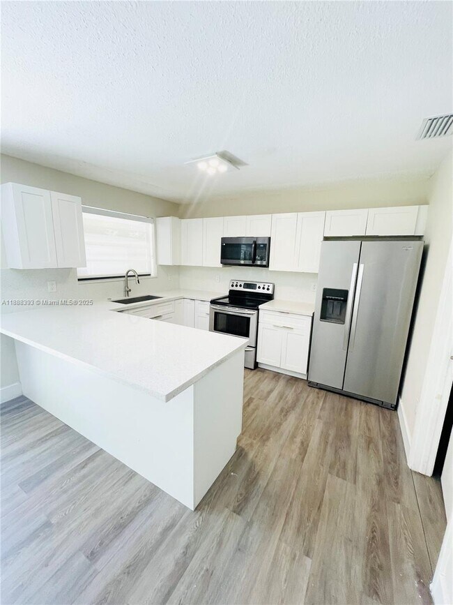 Foto del edificio - 2460 SW 16th St