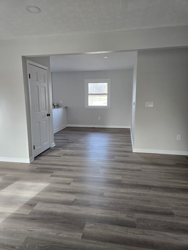 Building Photo - 10000 OH-736