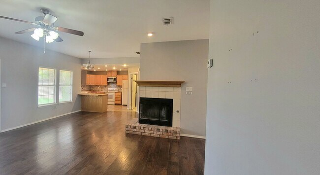 Building Photo - LOVELY MOVE IN READY HOME IN NORTHEAST CLOVIS