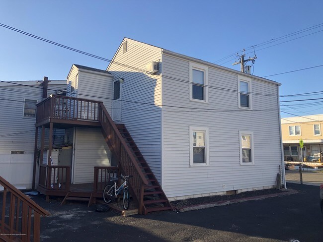 Building Photo - 221 Hamilton Ave