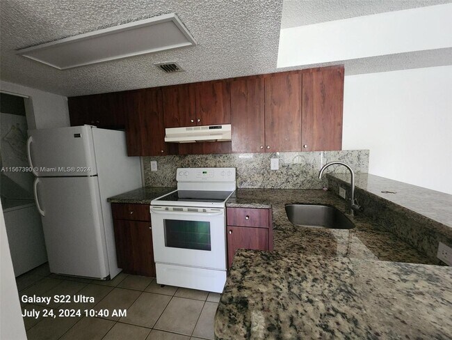 Foto del edificio - 7235 NW 179th St