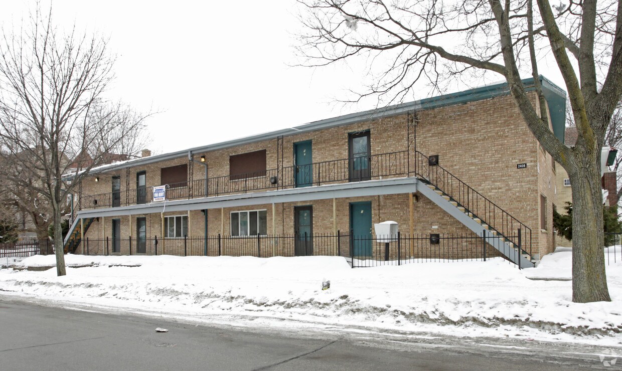 Building Photo - 2408 W Kilbourn Ave