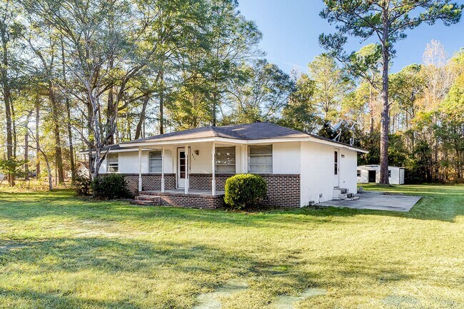 Foto del edificio - Charming 3-Bedroom 1.5 Bath Cottage-Style Bungalow with Open Floorplan and Kitchen Island