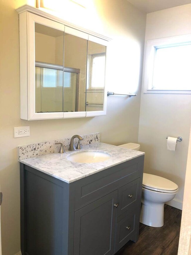 Foto del edificio - 465 Calderon Avenue, Unit 24