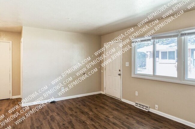Building Photo - COZY 2 Bed, 1 bathroom Duplex nestled in t...