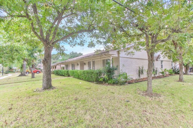 Building Photo - 3839 Sun Valley Dr