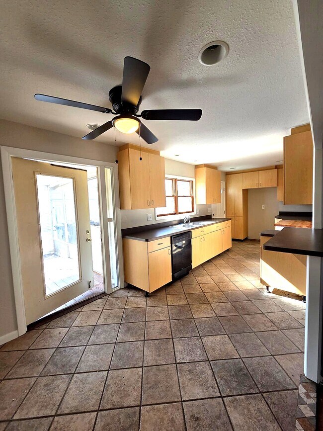 Foto del edificio - 14315 Ledgewood Ave