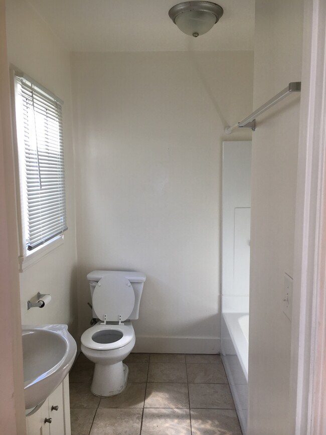 Building Photo - 1114 Tamarind Ave