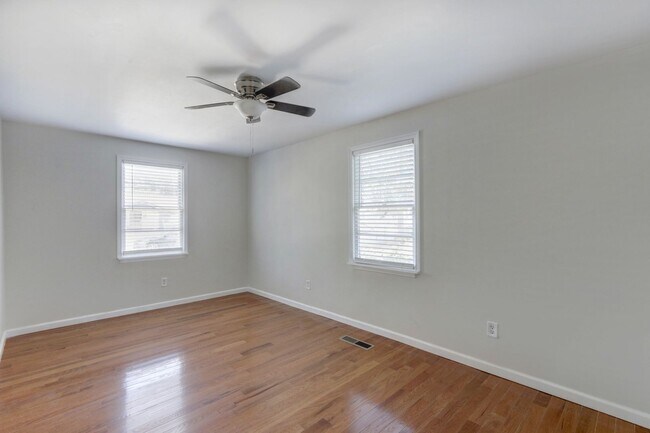 Foto del edificio - Renovated Three Bedroom House with large yard