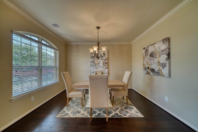 Foto del edificio - 6303 Wood Creek Ln