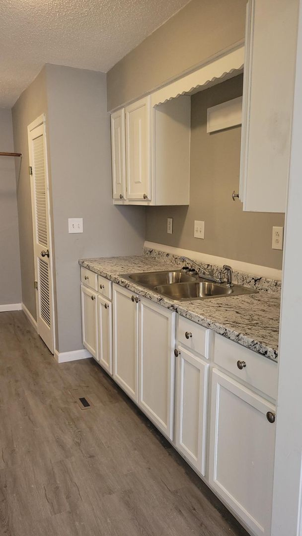 Building Photo - Completely Remodeled!!