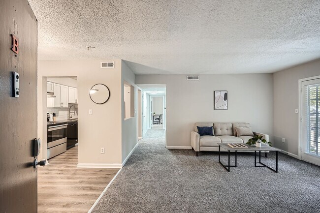 Building Photo - 1800 Lantern Ridge Dr