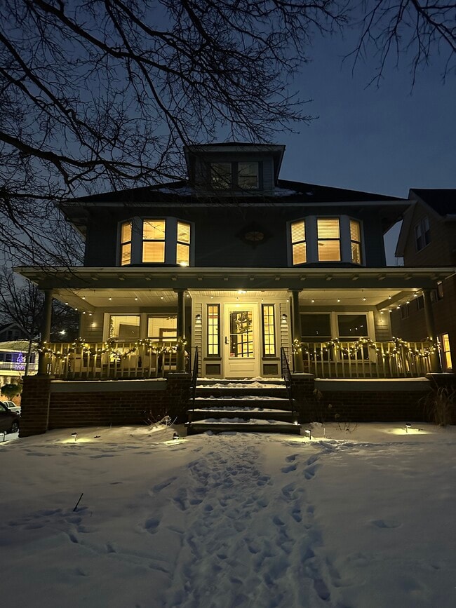 Building Photo - 1303 W 102nd St