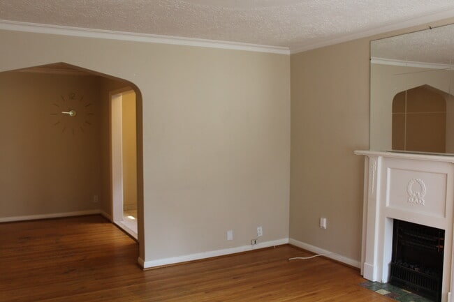 Building Photo - Amazing Location! Well Sought After Mount ...