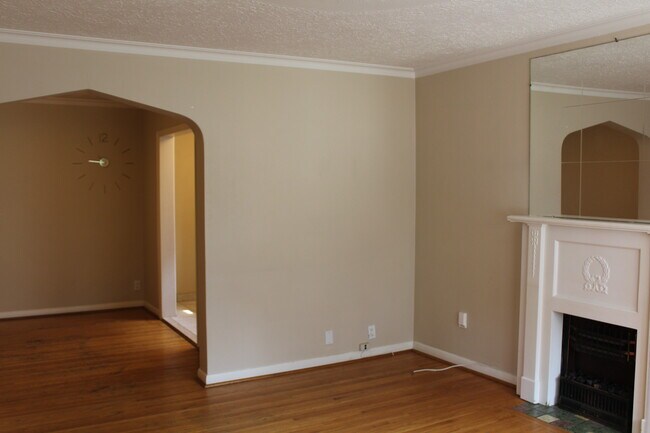 Photo du bâtiment - Amazing Location! Well Sought After Mount ...