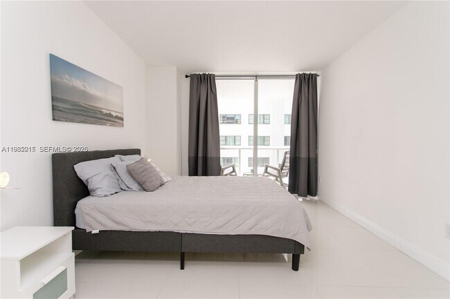 Foto del edificio - 6365 Collins Ave