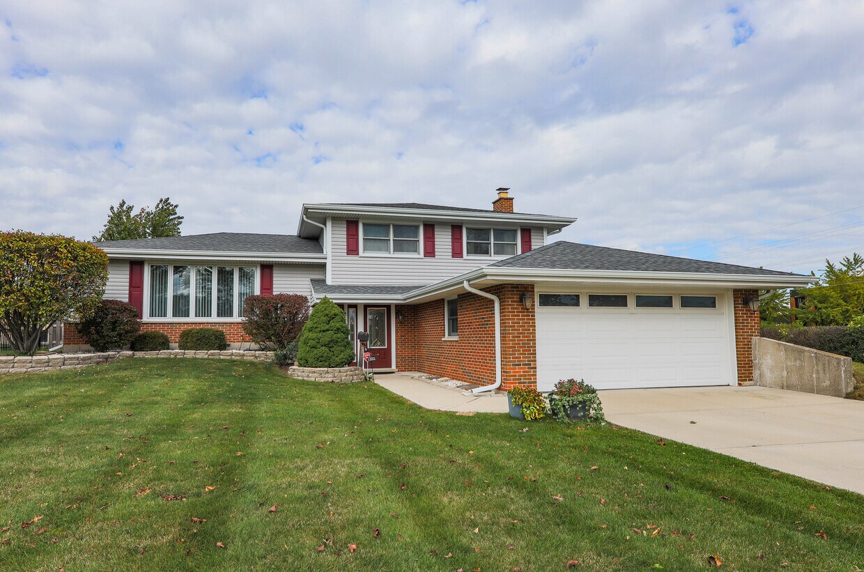 Primary Photo - 1202 Iroquois Ln
