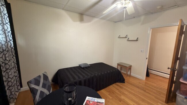 Building Photo - Gorgeous 1.5 bed with great location in Newton available NOW!