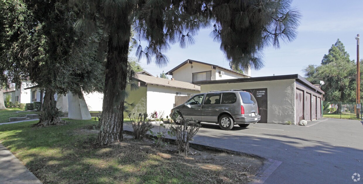 Building Photo - 370 S Spencer Ave