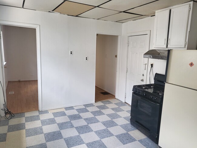 Building Photo - 911 W 32nd St
