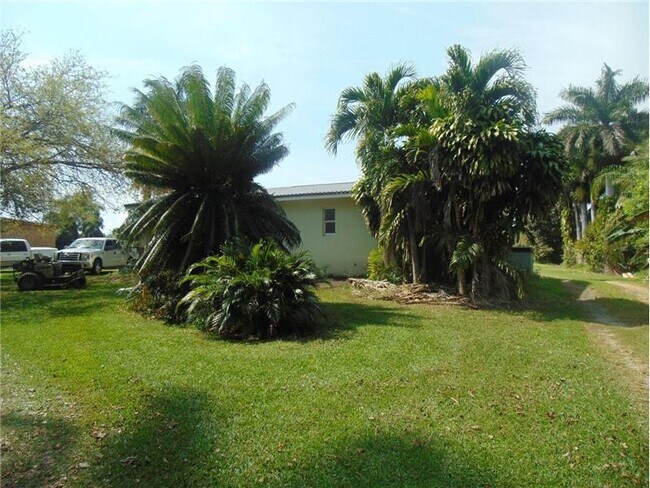 Foto del edificio - 3187 Bacom Point Rd