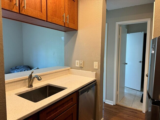 Building Photo - 1/1 Condo Walking Distance to UT