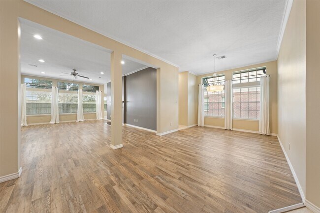 Foto del edificio - 211 Scarlet Maple Dr