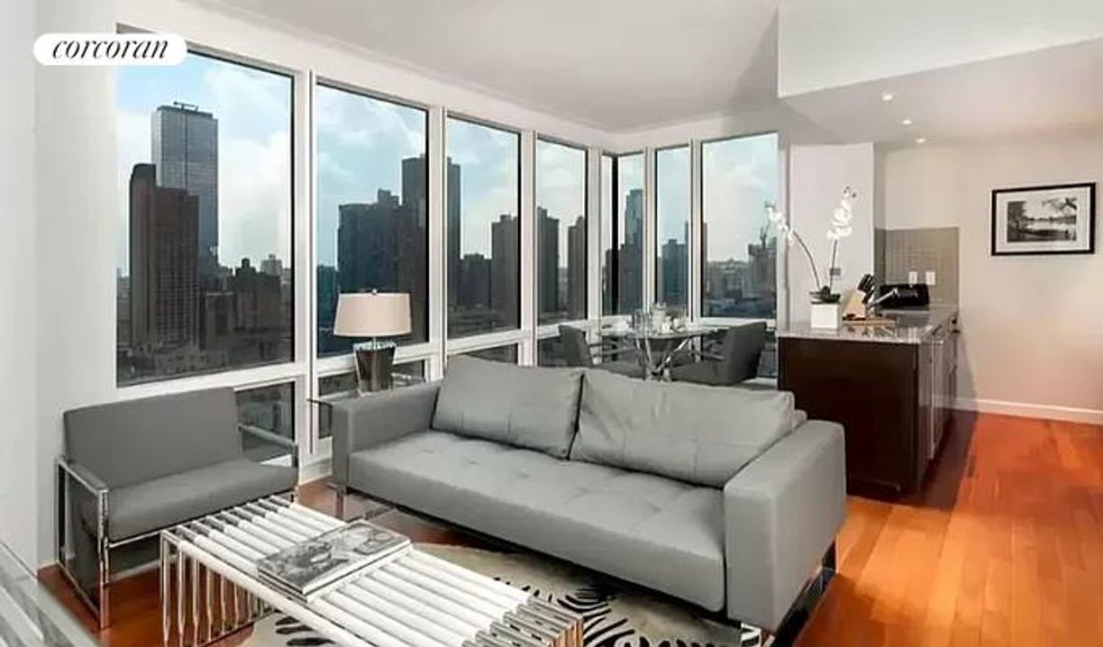 Foto principal - 306 W 48th St
