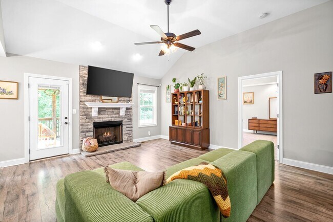 Foto del edificio - Fish, Swim or Canoe from your backyard! Beautiful 3 bed 2 bath with large Fenced in backyard!