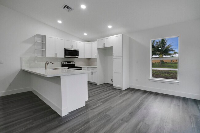 Foto del edificio - 8003 Hibiscus Rd