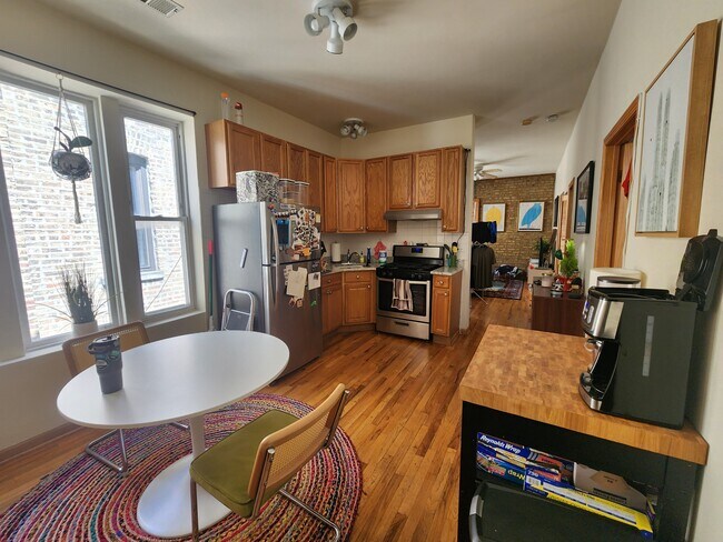 Foto del edificio - 2048 N Western Ave