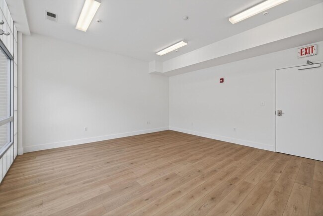 Foto del edificio - 116 E 3rd St