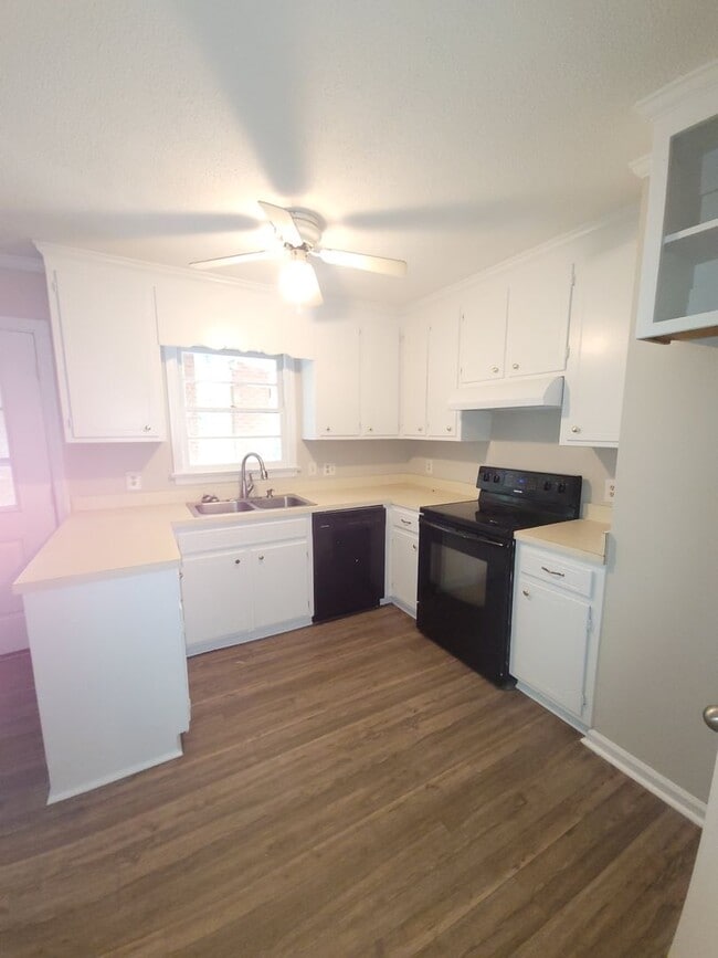 Building Photo - 207 White Oak Rd