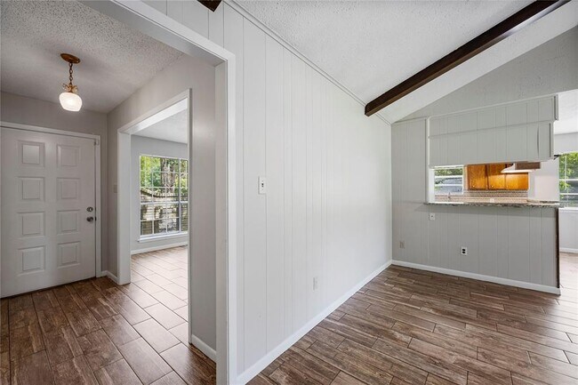 Building Photo - 2609 Pine Shadows Dr