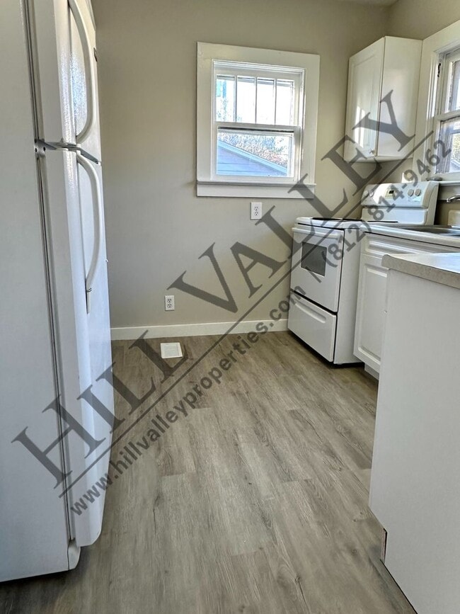 Building Photo - Two Bedroom Home - East