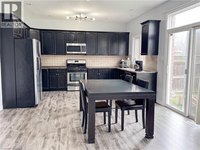 Photo du bâtiment - 215 Pine Valley Dr