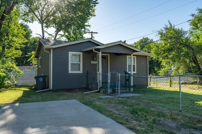Building Photo - 1 Bed | 1 Bath | $875 | Available in August