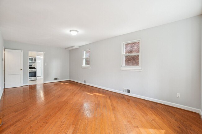 Foto del edificio - Semi Detached Home in Riggs Park!