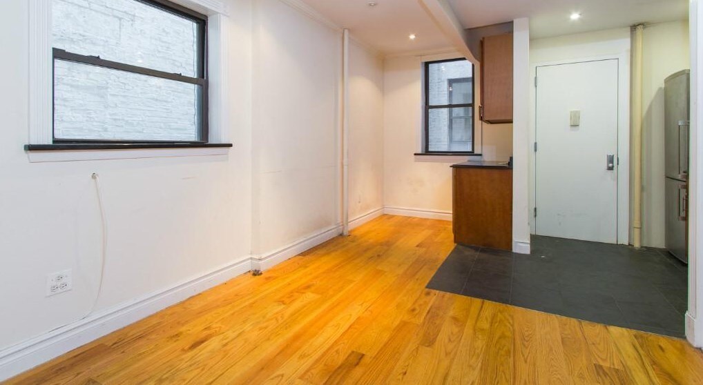 Foto principal - 219 E 23rd St