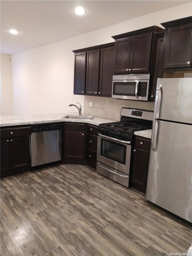 Primary Photo - 28 5th Ave