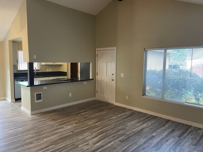 Building Photo - Garden Home Ranch