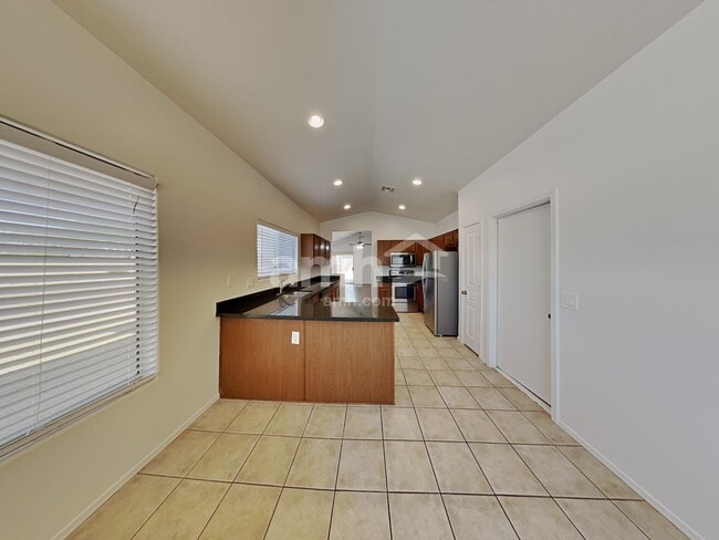 Building Photo - 5102 E Duane Ln