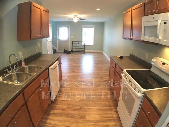 Building Photo - 13 Basketball Ct