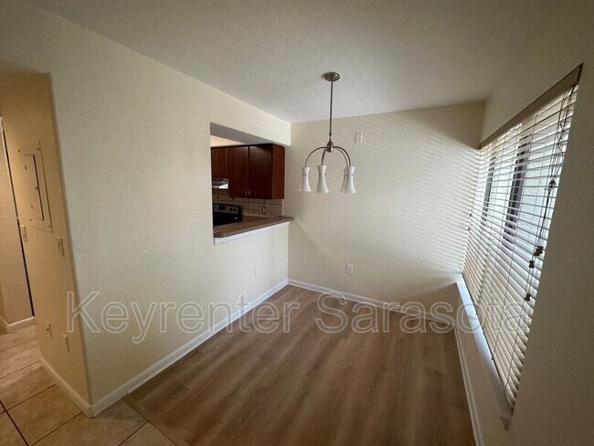 Foto del edificio - 4946 25th St W