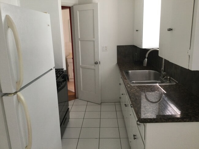 KITCHEN - 1323 Yale St